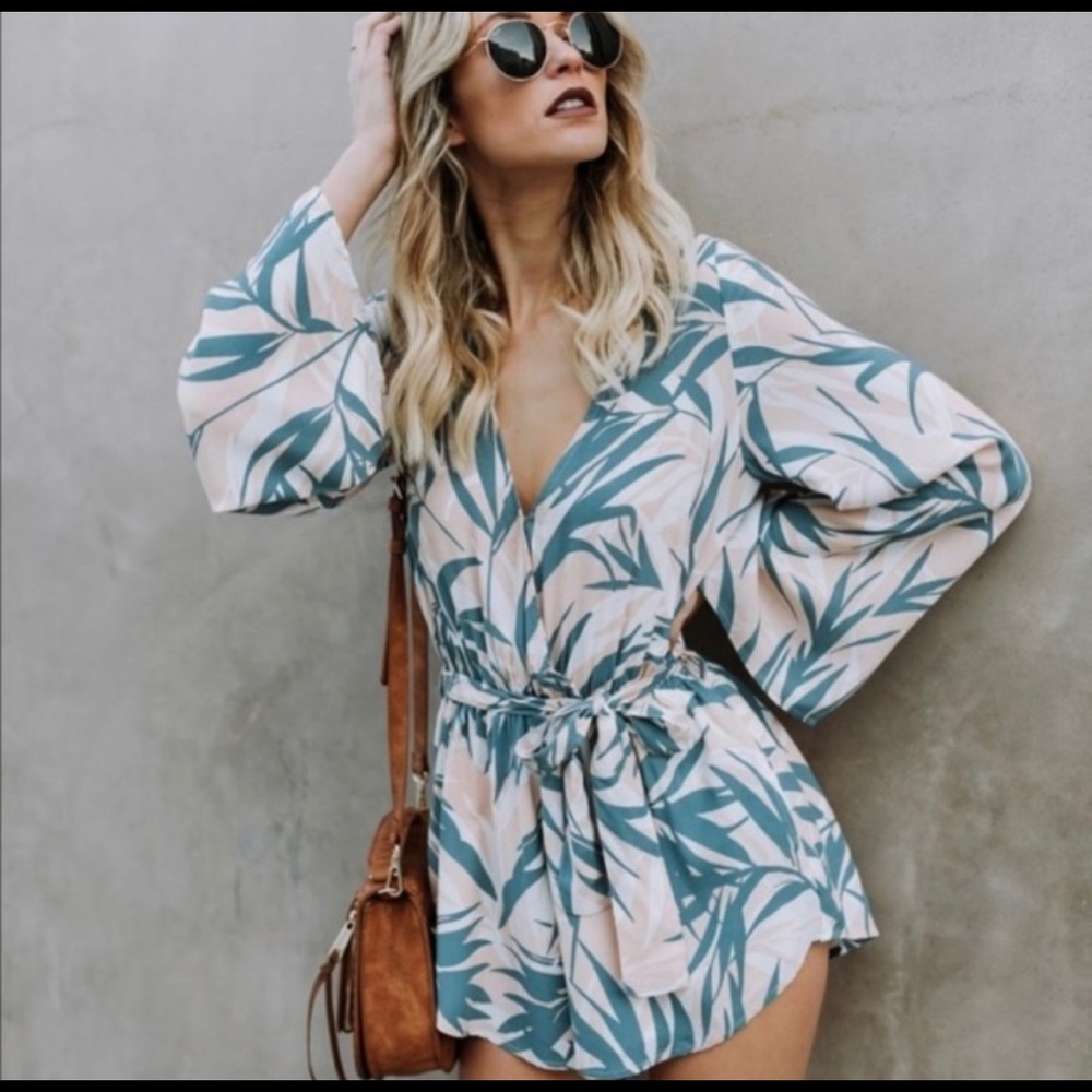 Never worn. Vici Collection. Romper. Size M.